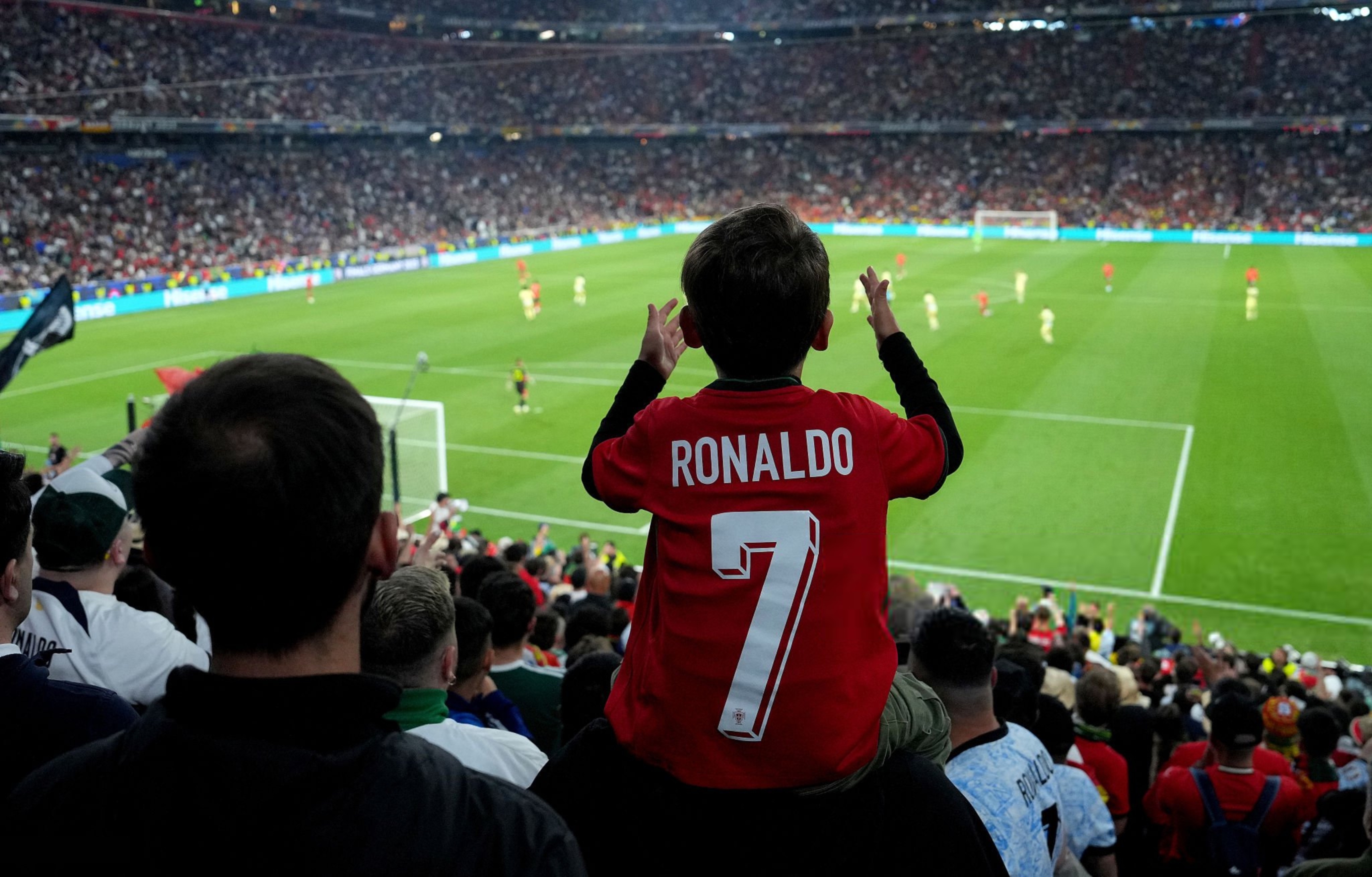  C罗在加拿大队比赛中大比分获胜，比赛局势复杂引发热议！