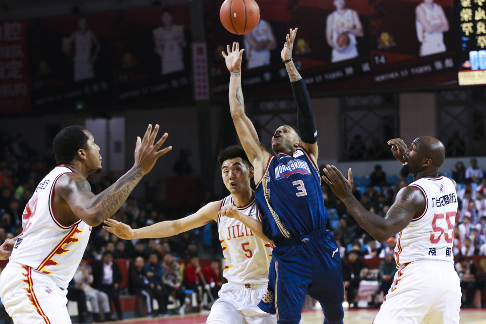 九游游戏下载链接田径联赛掀起高潮，塞外巨龙队鏖战漓江迅豹队，老将里程碑之夜——传控打穿防线的简单介绍